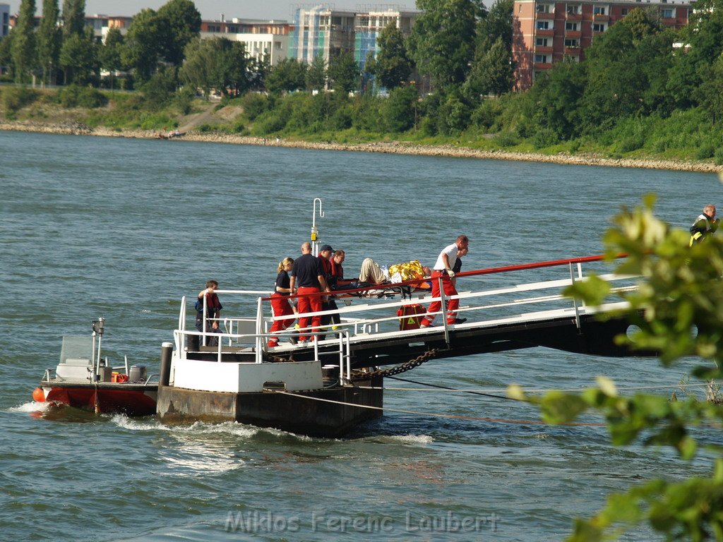 Einsatz Loeschboot und Rettungsboot Koeln Muelheim  P22.JPG